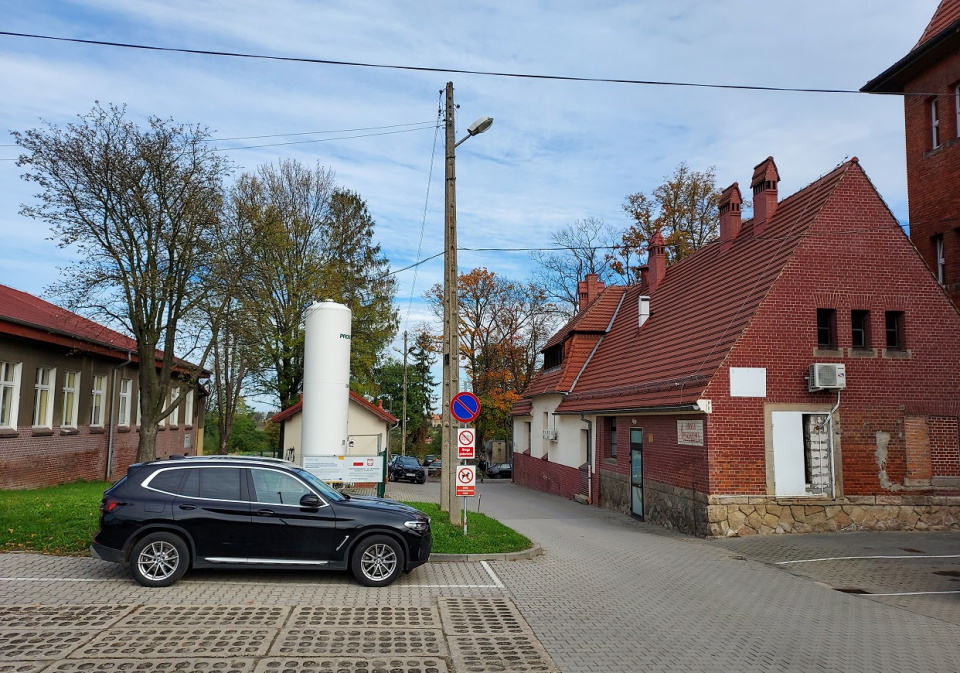 Prudnickie Centrum Medyczne. Budynki szpitalne wzniesiono w pierwszych latach ubiegłego wieku [fot. Jan Poniatyszyn]