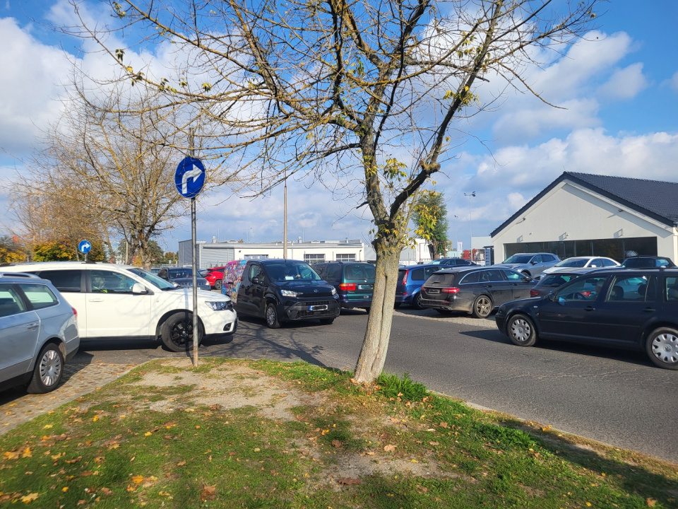 Parking przy cmentarzu w Opolu Półwsi [fot. Katarzyna Doros-Stachoń]