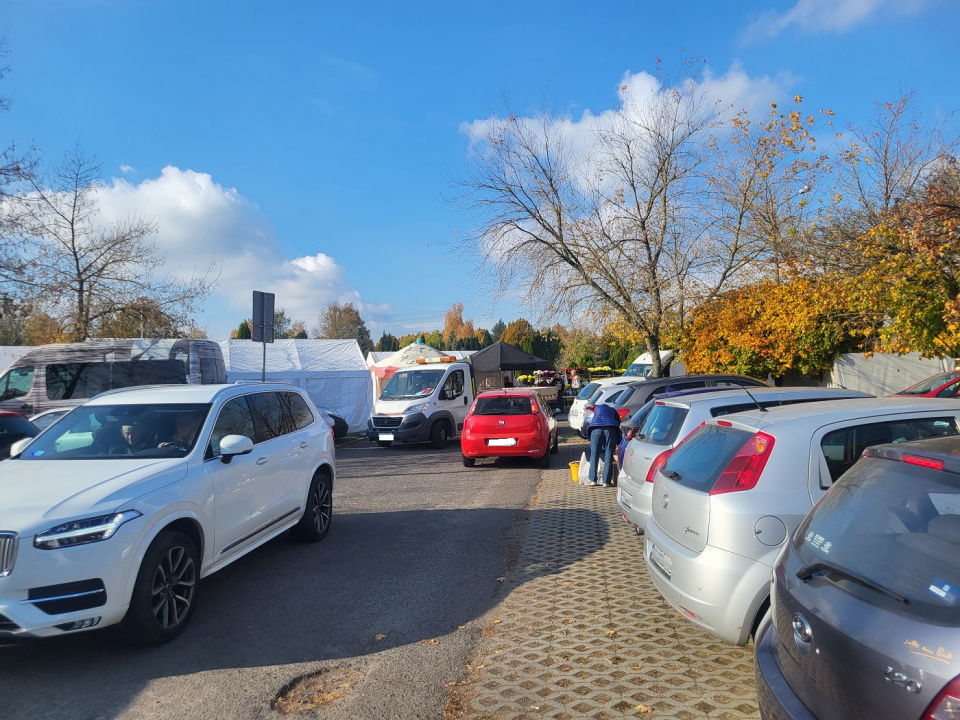 Parking przy cmentarzu w Opolu Półwsi [fot. Katarzyna Doros-Stachoń]