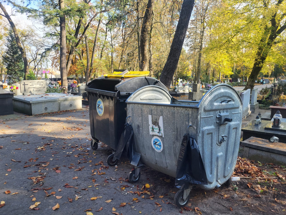 Sprzątanie na cmentarzu Pówieś w Opolu [fot. Katarzyna Doros-Stachoń]