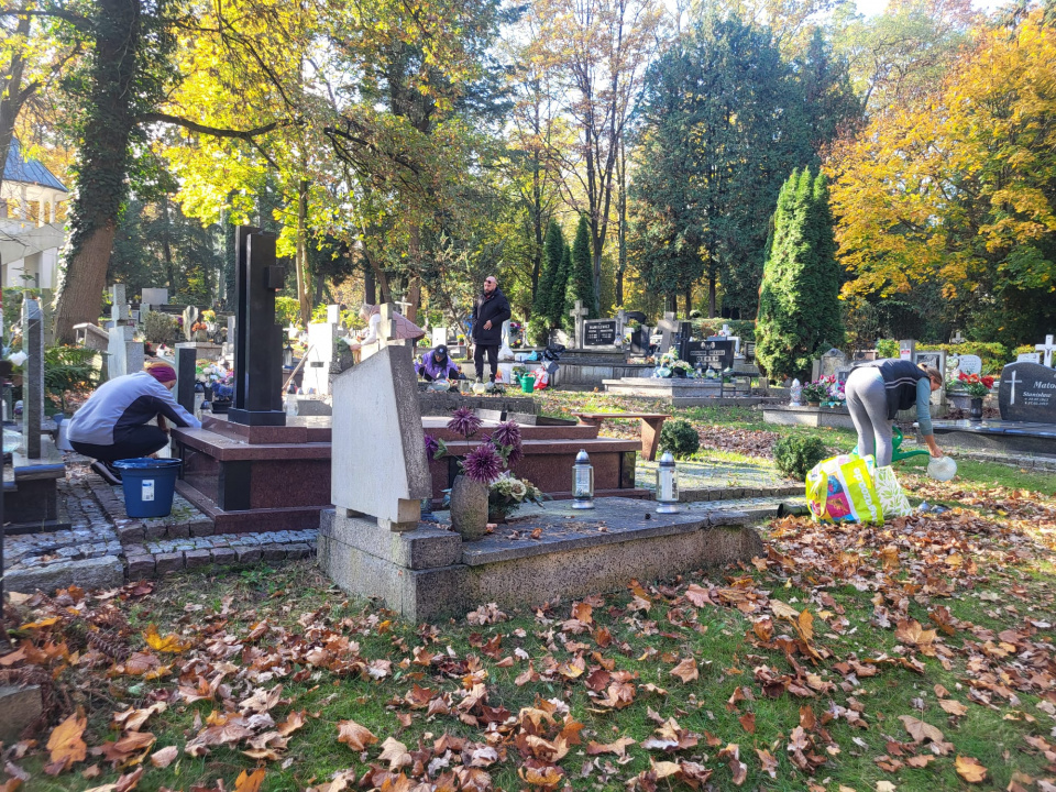 Sprzątanie na cmentarzu Pówieś w Opolu [fot. Katarzyna Doros-Stachoń]