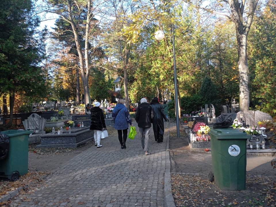 Opolanie odwiedzają groby bliskich [fot. Adam Wołek]