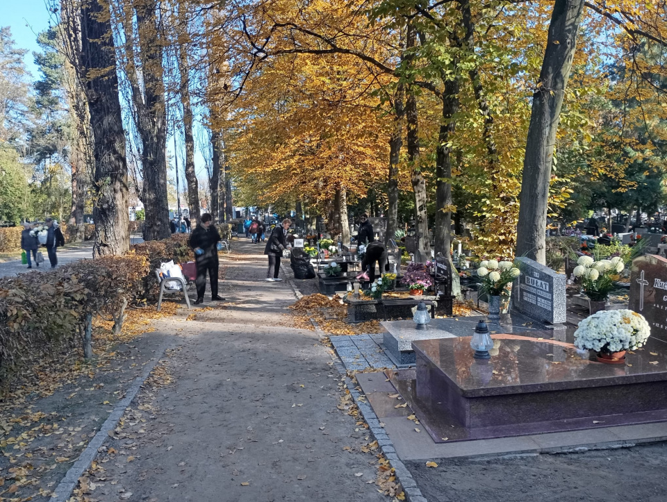 Opolanie odwiedzają groby bliskich [fot. Adam Wołek]