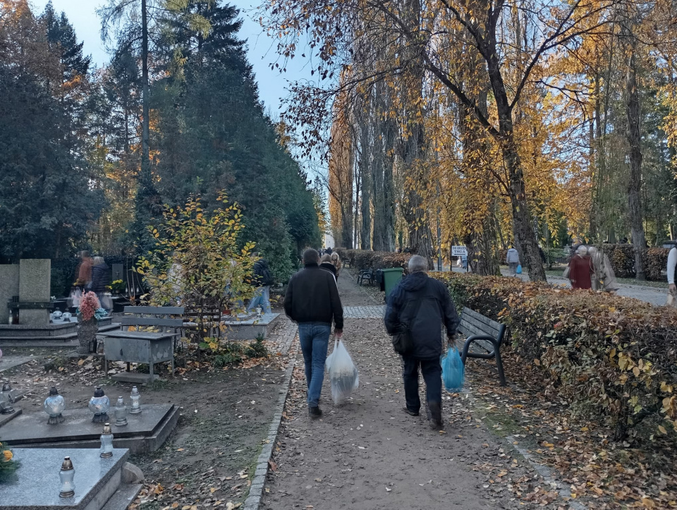 Opolanie odwiedzają groby bliskich [fot. Adam Wołek]