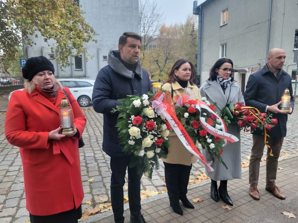 Opole pamięta o nocy kryształowej. Złożenie kwiatów przed obeliskiem [fot. Katarzyna Doros-Stachoń]