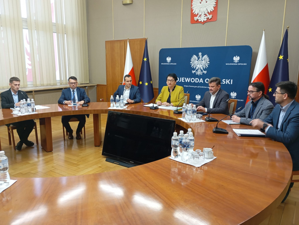 Konferencja wojewody a temat zasiłków powodziowych [fot. Adam Wołek]