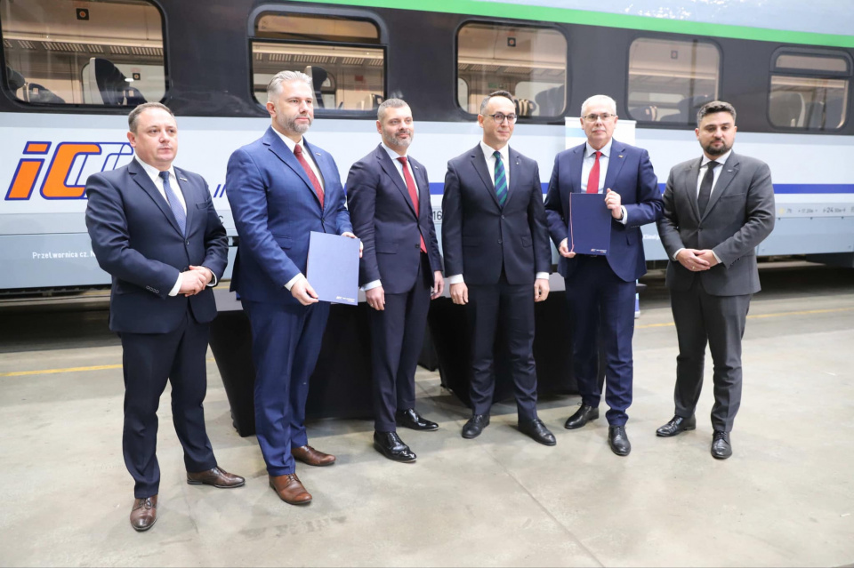 Podpisanie kontraktu fot. PKP Intercity Remtrak