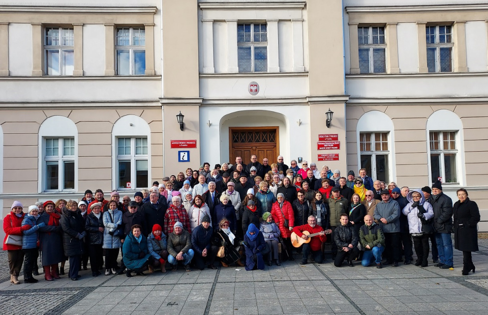 Rynek w Prudniku. Uczestnicy uroczystości 70-lecia Oddziału PTTK Sudetów Wschodnich w Prudniku [fot. Jan Poniatyszyn]