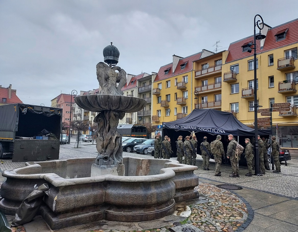 Rynek w Prudniku. Przygotowania WOT do środowej uroczystości zaprzysiężenia żołnierzy [fot. Jan Poniatyszyn]