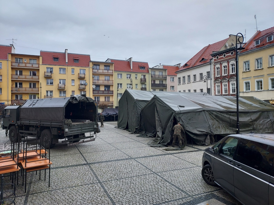 Rynek w Prudniku. Przygotowania WOT do środowej uroczystości zaprzysiężenia żołnierzy [fot. Jan Poniatyszyn]