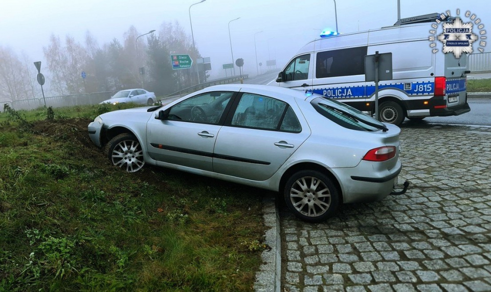 Zatrzymany samochód na rondzie - [fot: KPP Strzelce Opolskie]