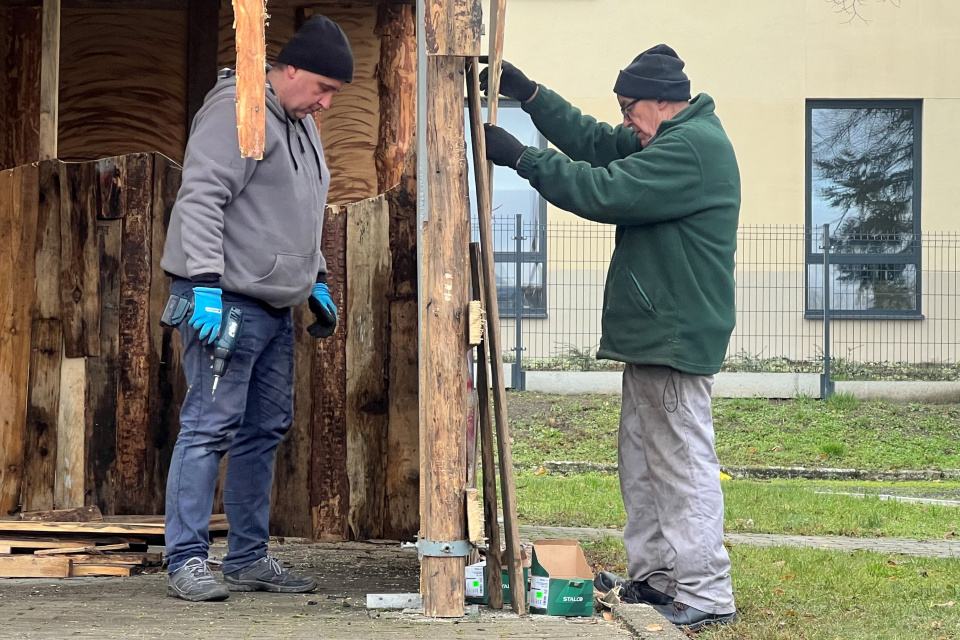 Budowa szopki w Opolu-Szczepanowicach [fot. Daniel Klimczak]