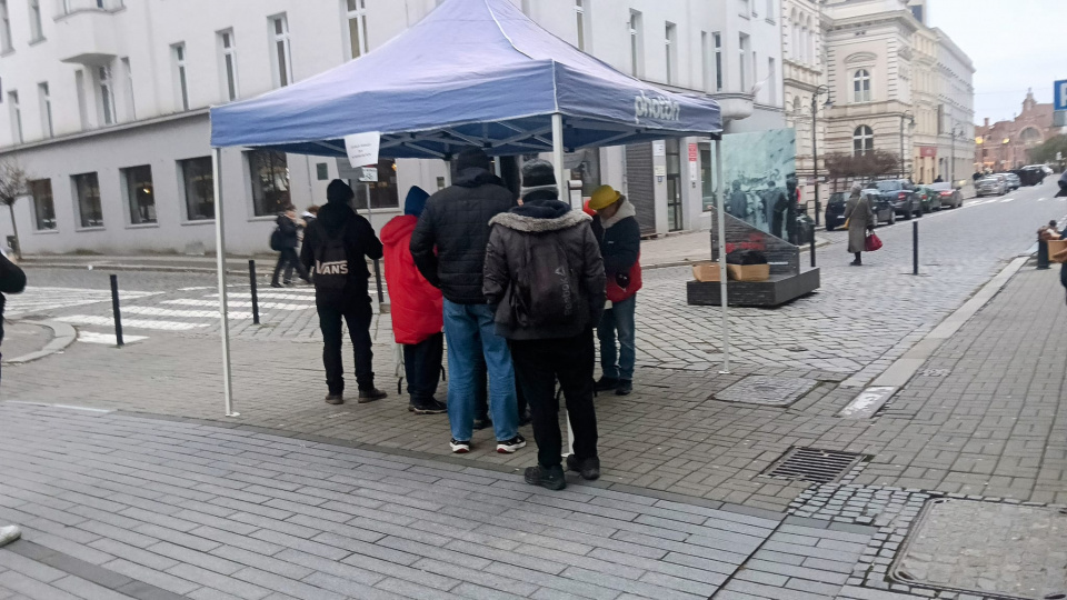 Zupa dla ubogich wydawana przez opolskich społeczników [fot. Marcin Bnaszkiewicz]