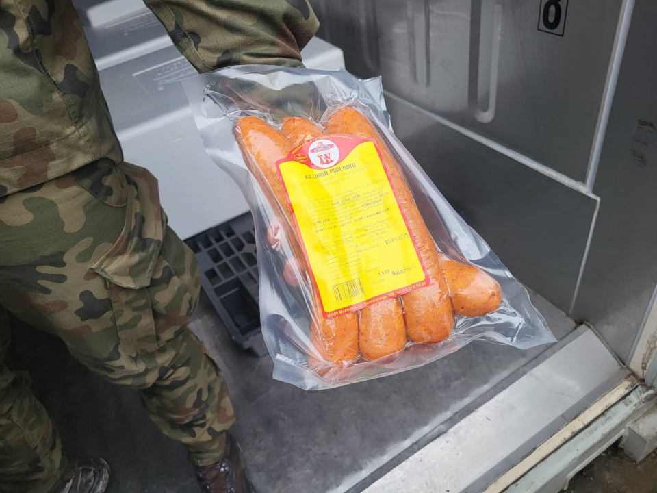 Pakowanie transportu dla żołnierzy na misjach [fot. Katarzyna Doros-Stachoń]