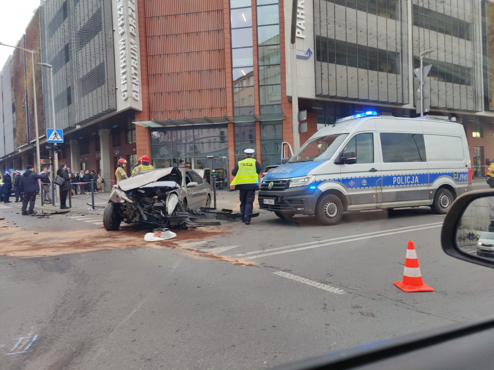 Zderzenie dwóch samochodów obok Centrum Przesiadkowego Opole Główne [fot. Mario]