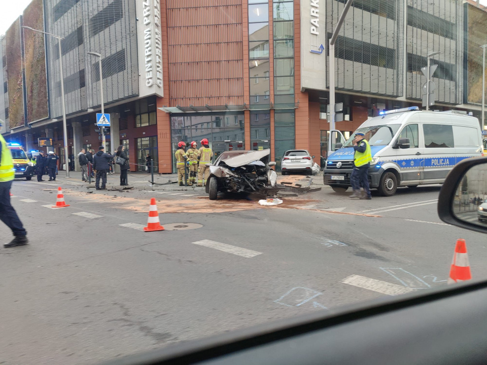 Zderzenie dwóch samochodów obok Centrum Przesiadkowego Opole Główne [fot. Mario]