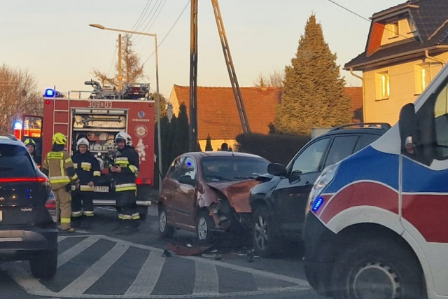 Wypadek na skrzyżowaniu w Dobrzeniu Wielkim  dwie osoby w szpitalu