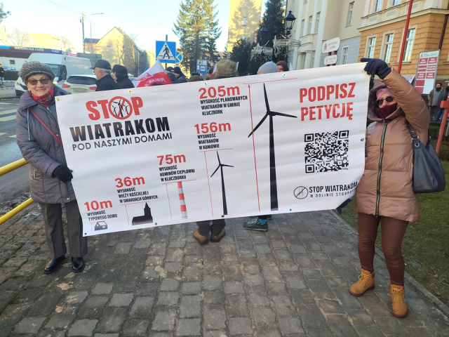 Stop wiatrakom. Protest mieszkańców przed urzędem w Kluczborku