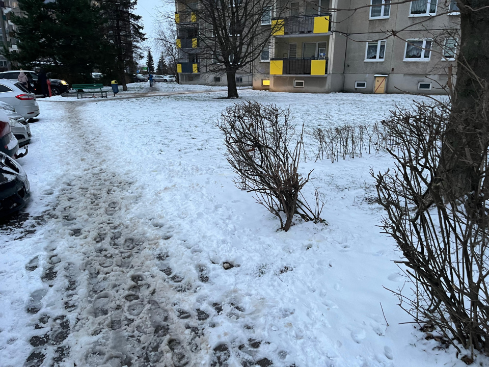 Zaśnieżone chodniki [fot. słuchacze Radia Opole]