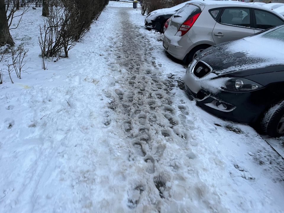 Zaśnieżone chodniki [fot. słuchacze Radia Opole]