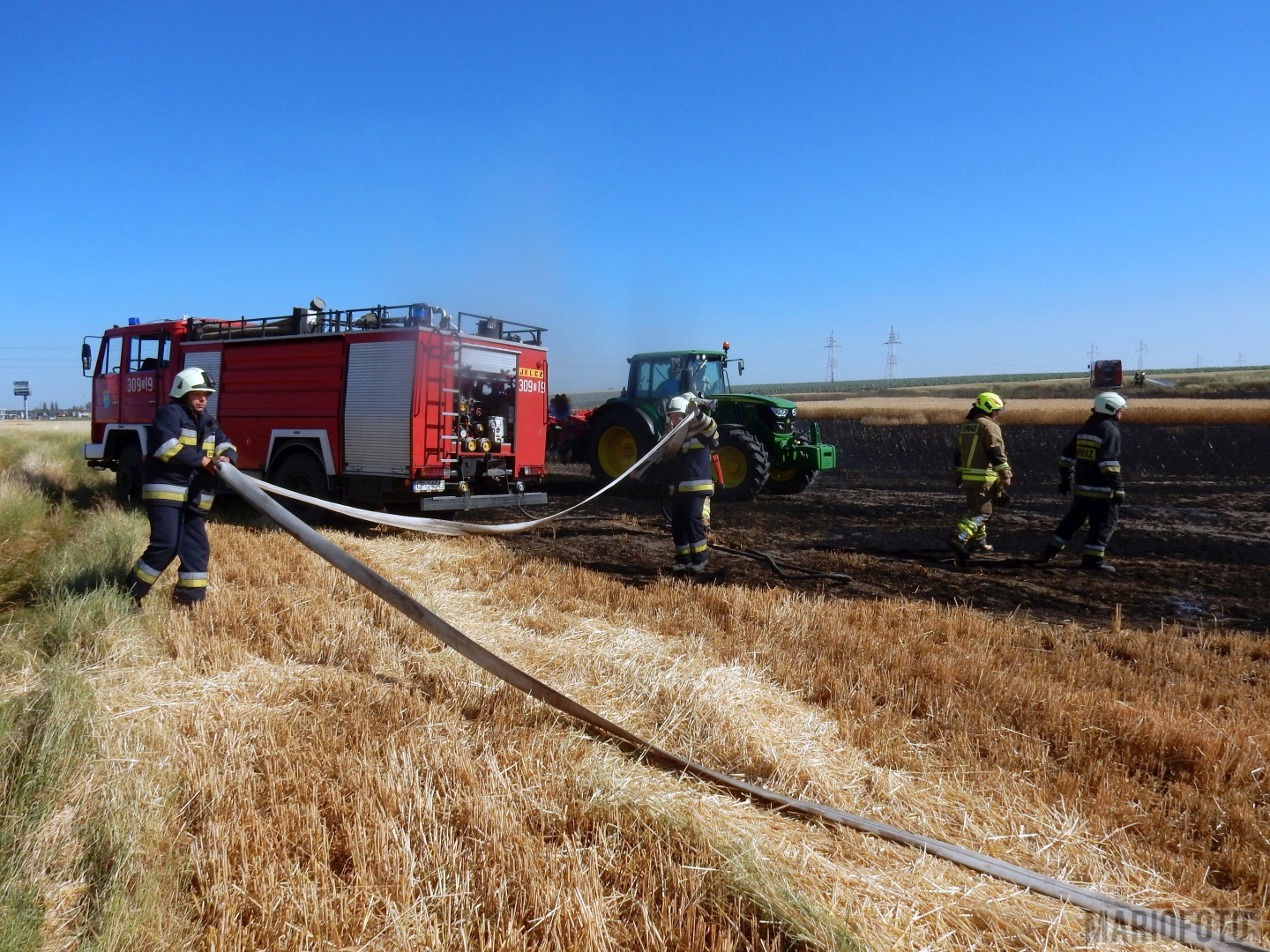 Blisko 60 zastępów straży pożarnej walczy z pożarami zbóż w regionie
