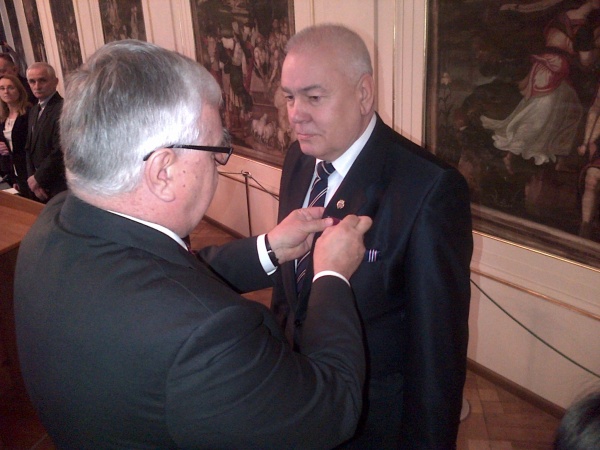 Maciej Stefański uhonorowany Złotym Krzyżem Zasługi