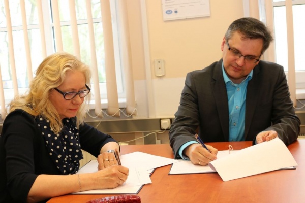 Porozumienie podpisuje prezes RO Paweł Frącz i zastępca dyrektora MOPR Małgorzata Kozak 