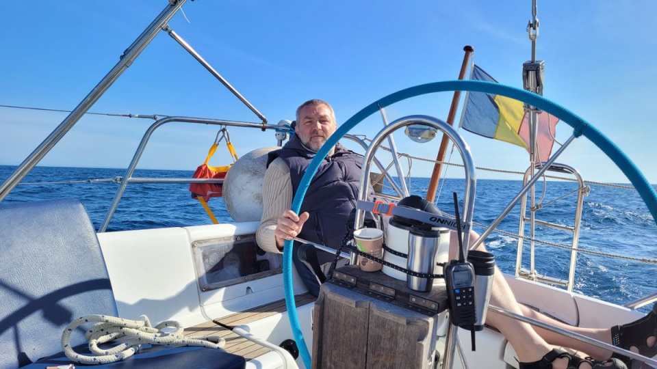 Kapitan Ryszard Sobieszczański na pokładzie jachtu Sun Odyssey 44 Magic - s/y Caipirinha! [fot. Stowarzyszenie Pieśni spod żagli]