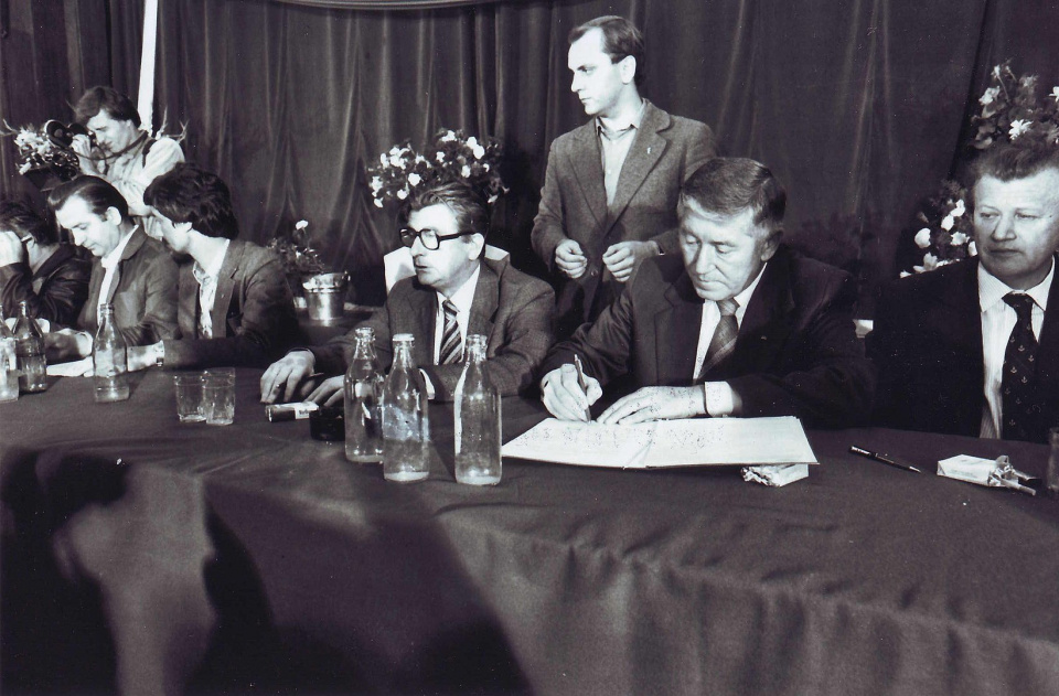 Podpisanie porozumień sierpniowych w Szczecinie, 30 sierpnia 1980 [By Stefan Cieślak - Archiwum autora, CC BY 3.0, https://commons.wikimedia.org/w/index.php?curid=6782180]