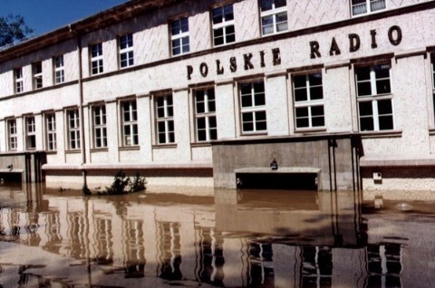 Woda zaczęła już opadać - na portalu widać, dokąd sięgała © (fot. Zdjęcia z archiwum Radia Opole)