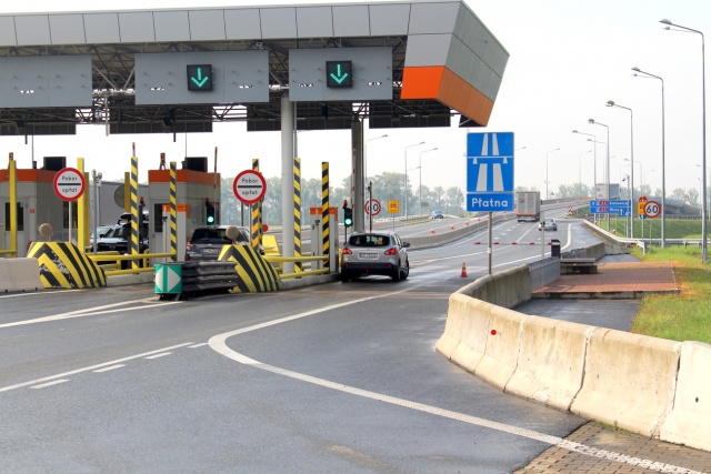 Utrudnienia na autostradzie A4. Na węźle Opole Południe ciężarówka zgubiła ładunek