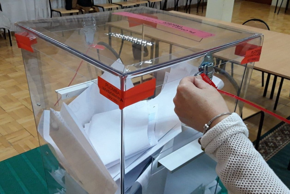 Urna, otwarcie urny, głosowanie, licznie głosów, wybory [fot. Jacek Pelczar]