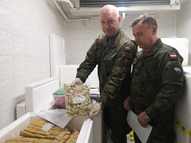 Opolscy logistycy zadbali, by żołnierze na zagranicznych misjach mieli polskie potrawy na święta