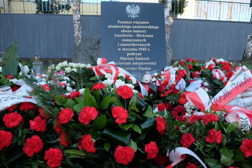 W 2019 roku tablicę upamiętniającą Marsze Śmierci odsłonięto w Racławicach Śląskich [fot. Wanda Kownacka]