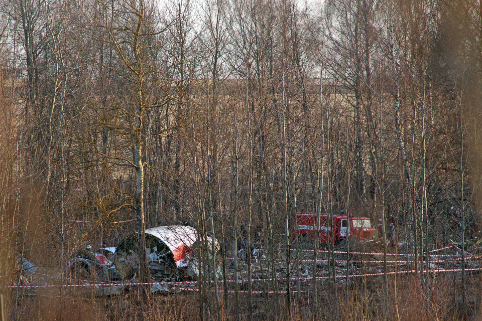 Szczątki samolotu na miejscu katastrofy (10 kwietnia 2010) [By Serge Serebro, Vitebsk Popular News - Praca własna, CC BY-SA 3.0, https://commons.wikimedia.org/w/index.php?curid=10097019]