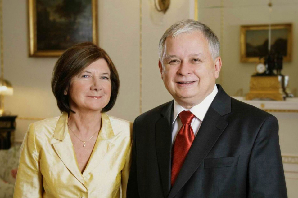 Prezydent RP Lech Kaczyński z żoną Marią [By prezydent.pl - www.prezydent.pl, CC BY-SA 3.0, https://commons.wikimedia.org/w/index.php?curid=10180537]