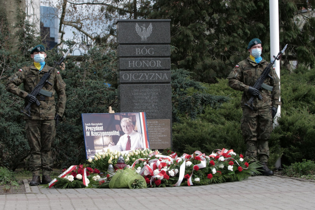 Opole upamiętniło 11. rocznicę katastrofy pod Smoleńskiem. 10 kwietnia 2010 roku to dzień, który zmienił nas wszystkich [ZDJĘCIA, FILM]