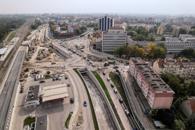 Skomplikowane skrzyżowanie przy centrum przesiadkowym Opole Wschodnie. Organizacja ruchu jest przemyślana, trzeba patrzeć na znaki
