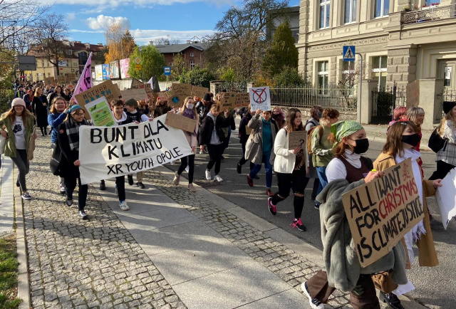 Młodzieżowy Strajk Klimatyczny w Opolu. Jesteśmy świadomi problemów kryzysu klimatu. Chcemy walczyć o prawo do naszej przyszłości