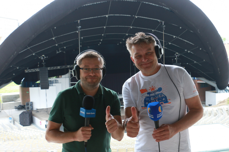 Tomasz Bazan (Radio Opole) i Roman Owsiak (Polskie Radio Rzeszów) w Amfiteatrze Tysiąclecia w Opolu [ fot. Justyna Krzyżanowska]