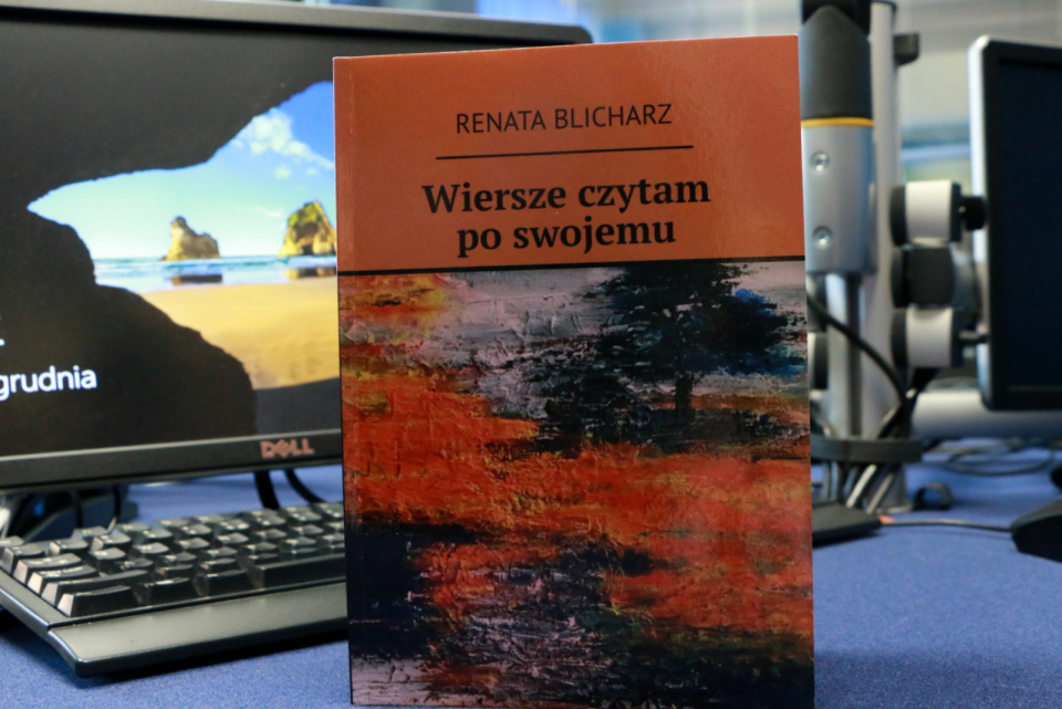 Książka Renaty Blicharz pt. "Wiersze czytam pi swojemu" [fot. Paula Hołubowicz]