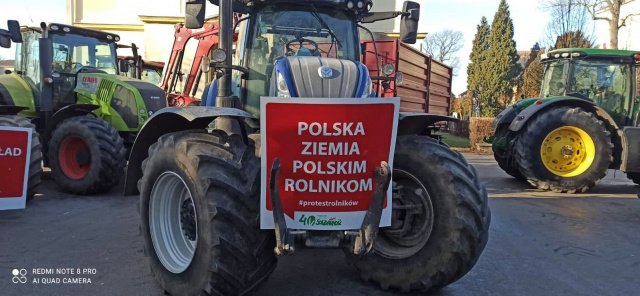 Ciągniki, hasła i pytania. Solidarność rolników indywidualnych protestuje w Głubczycach w sprawie sposobu podziału gruntów po Top Farms