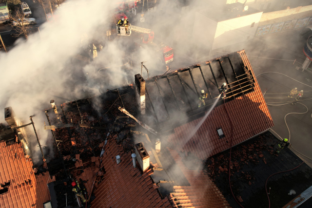 Strażacy ugasili pożar na ul. Jagiellonów w Opolu. Budynek nie nadaje się do zamieszkania