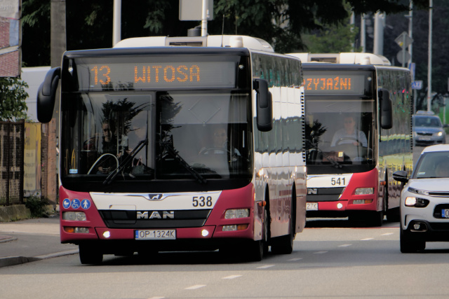 Autobusem MZK Opole wolniej do celu niż samochodem. Są przystanki, trasa jest dłuższa, ale tego chcą mieszkańcy