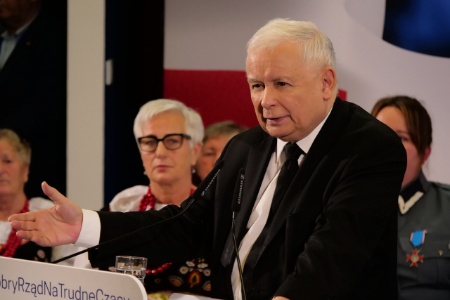 Prezes PiS Jarosław Kaczyński spotkał się z mieszkańcami Opola. Wśród tematów reparacje, wojna na Ukrainie i wybory parlamentarne [ZDJĘCIA, FILM]