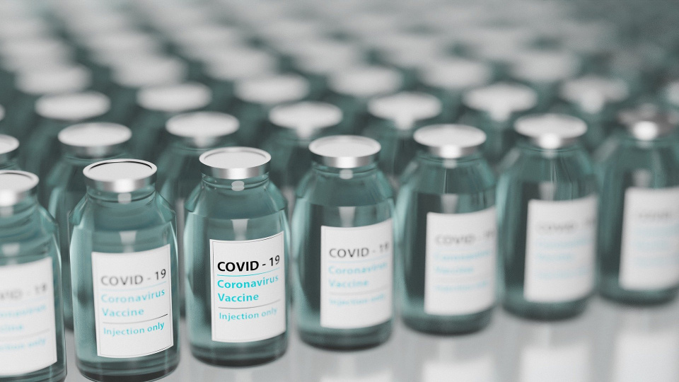 Szczepionka na koronawirusa [fot. torstensimon, pixabay]