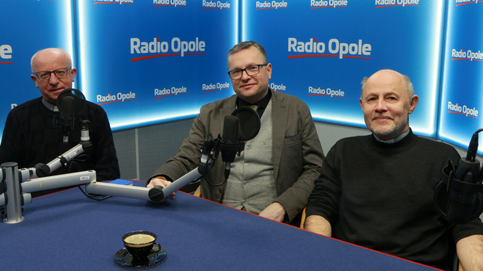 Od lewej: ks. Erwin Mateja, ks. Wojciech Pracki i ks. Marek Lis [fot. Justyna Krzyżanowska]