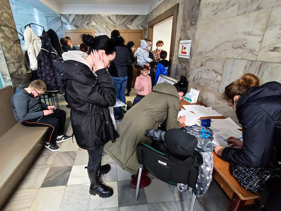 Pierwszy dzień nadawania nr PESEL uchodźcom z Ukrainy, Urząd Miasta w Opolu [fot. Maciej Marciński]