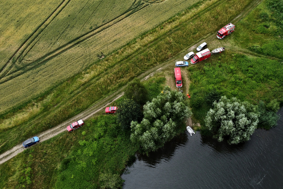Obrowiec. Akcja wydobycia zatopionego samochodu z Odry [fot. PSP Opole]