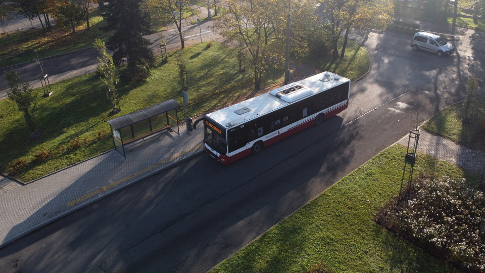 Autobus MZK, przystanek przy Cmentarzu Komunalnym [fot. Marcin Boczek]